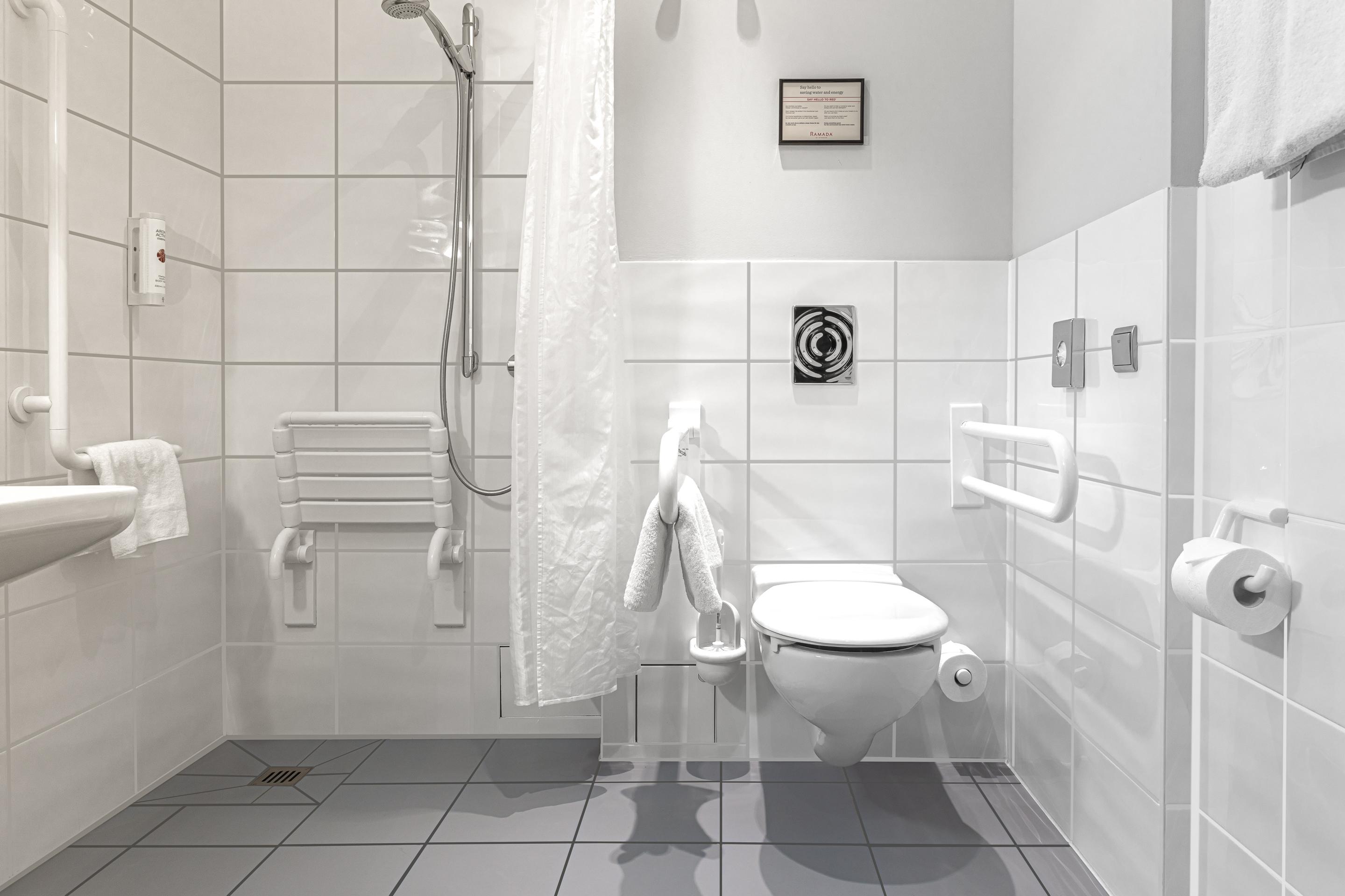 Hotel Ramada By Wyndham Frankfurt Centre 4*